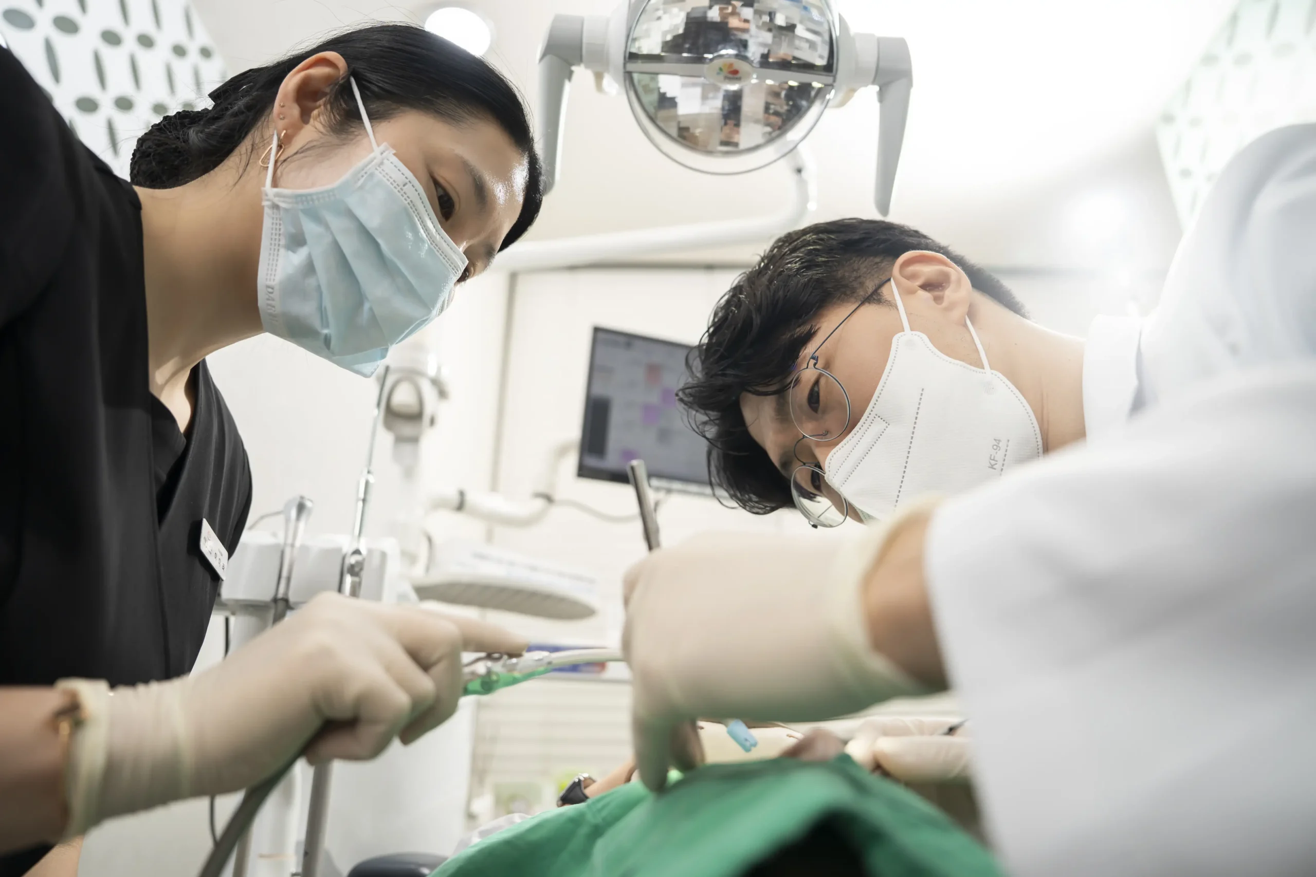 서울이고운치과 수면 임플란트 진료 장면