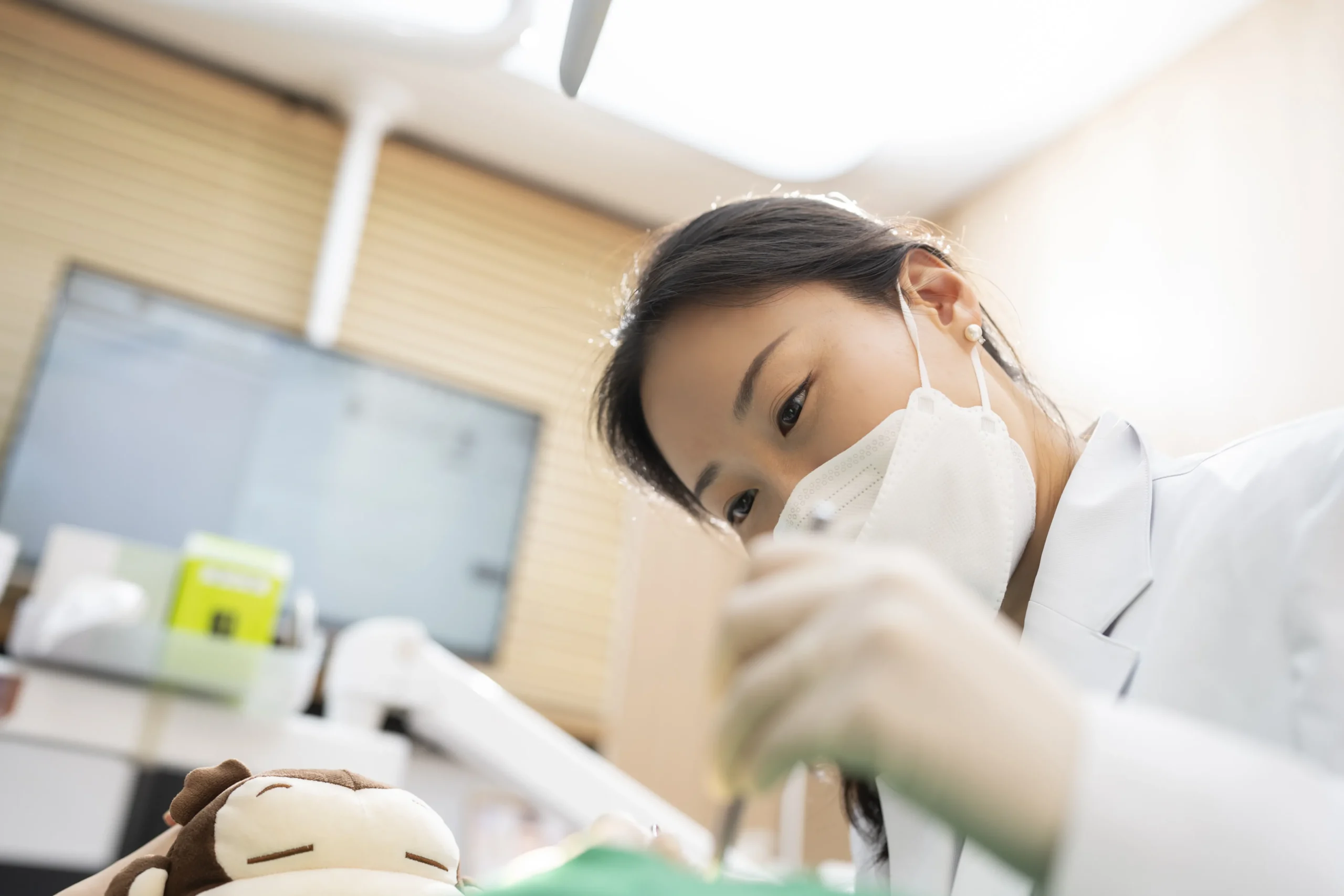 치매 환자 치과치료 보조 장면