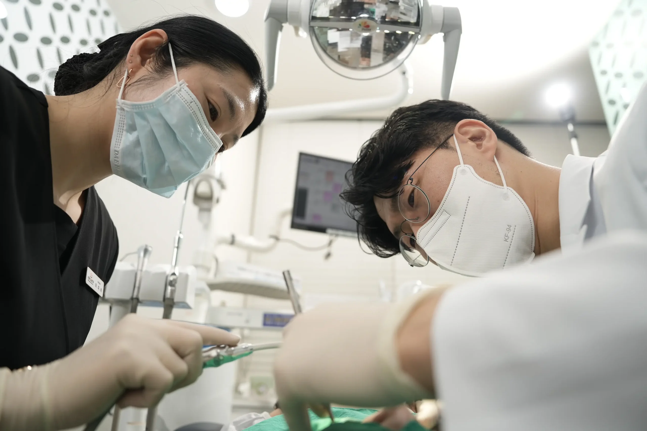 서울이고운치과 고주파 신경치료 진료 장면